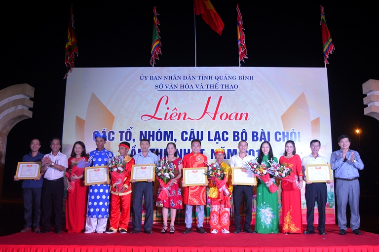 Ban tổ chức trao giấy khen và phần thưởng cho các CLB Bài chòi tham gia liên hoan