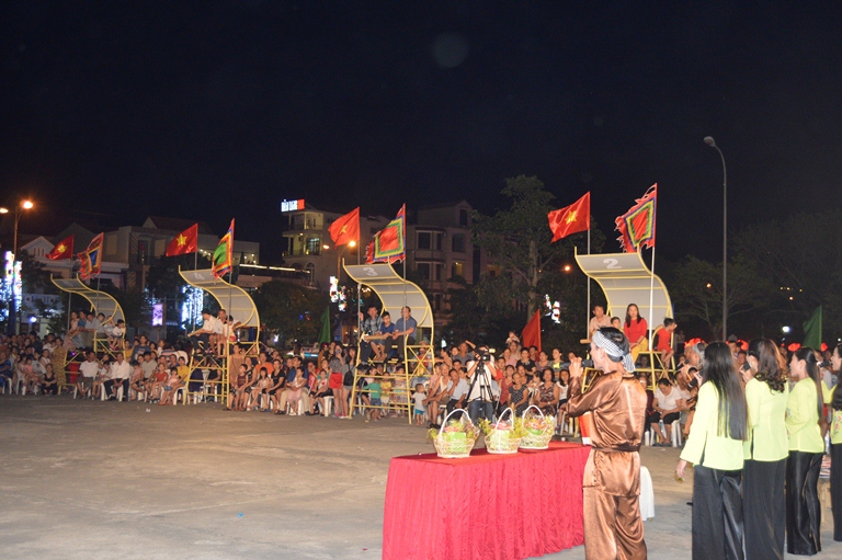 Liên hoan thu hút đông đảo người dân và  du khách cùng tham gia