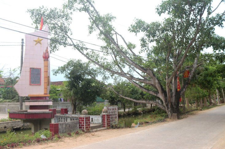 Di tích lịch sử tiếng bom Lộc Long.