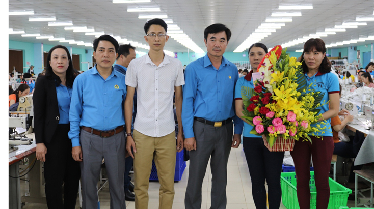 Lãnh đạo LĐLĐ tỉnh thăm NLĐ nhân dịp đầu năm mới