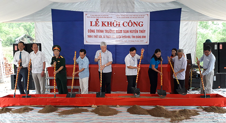 Các đại biểu tham gia động thổ tại lễ khởi công.