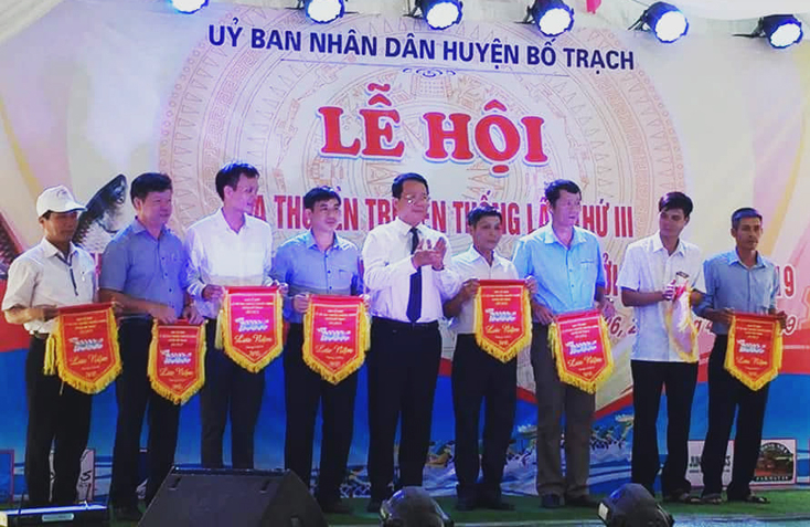 Ban tổ chức lễ hội trao cờ lưu niệm cho đại diện các xã tham gia lễ hội.