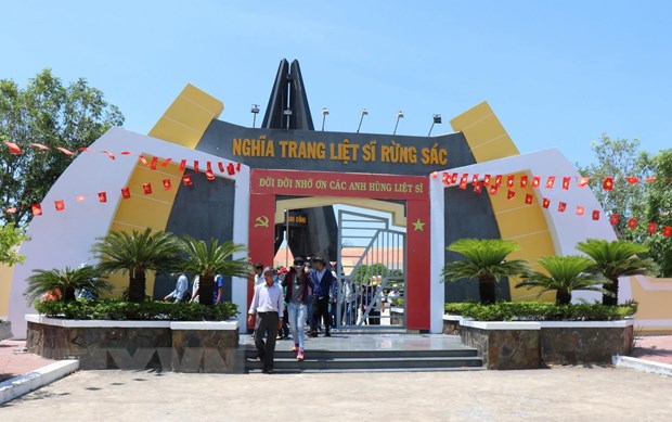 Nghĩa trang Liệt sỹ Rừng Sác là một trong những địa chỉ đỏ thường xuyên đón các đoàn du khách. (Ảnh: Xuân Khu/TTXVN)