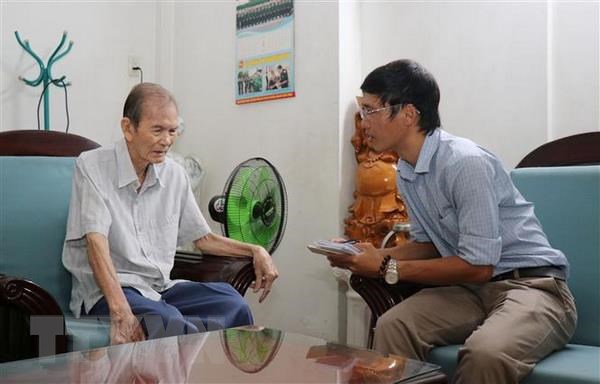 Vang danh Rung Sac: Nhung chien cong hien hach cua Doan 10 Anh hung hinh anh 2Thiếu tướng Trần Thành Lập (trái), nguyên Chính ủy Đoàn 10 đặc công Rừng Sác chia sẻ về một thời anh hùng của Đoàn 10. (Ảnh: Xuân Khu/TTXVN)