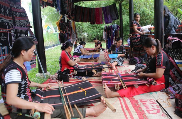 Không gian trưng bày, giới thiệu sản phẩm dệt zèng của Thừa Thiên-Huế. (Ảnh: Hồ Cầu/TTXVN)