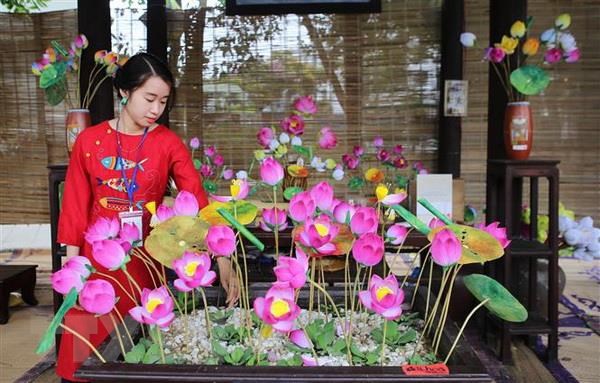 Không gian trưng bày, giới thiệu sản phẩm Hoa sen giấy của Thừa Thiên-Huế. (Ảnh: Hồ Cầu/TTXVN)