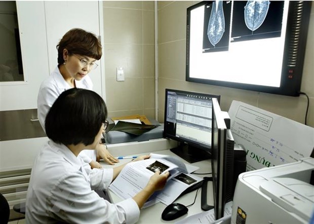  Các bác sỹ hội chẩn kết quả cho một bệnh nhân ung thư. (Ảnh: TTXVN/Vietnam+)