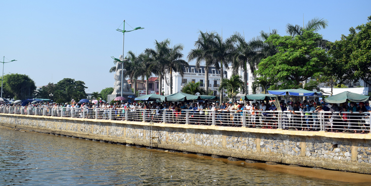 Lễ hội đã thu hút đông đảo nhuwoif dân và du khách đến xem và cổ vũ