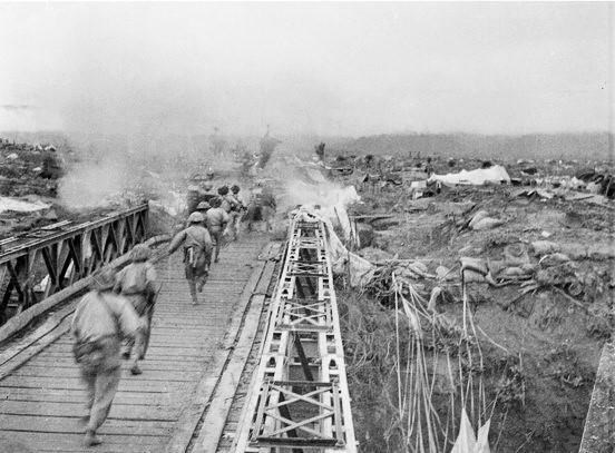 Nhan to chinh tri-tinh than gop phan lam nen chien thang Dien Bien Phu hinh anh 2Bộ đội ta vượt qua cầu Mường Thanh, tấn công vào khu trung tâm Điện Biên Phủ, chiều 7/5/1954. (Ảnh: TTXVN)
