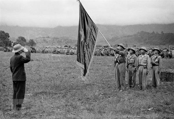 Nhan to chinh tri-tinh than gop phan lam nen chien thang Dien Bien Phu hinh anh 3Đại tướng Võ Nguyên Giáp trao lá cờ Quyết chiến, Quyết thắng của Chủ tịch Hồ Chí Minh tặng các đơn vị lập công. . (Ảnh: Tư liệu TTXVN)