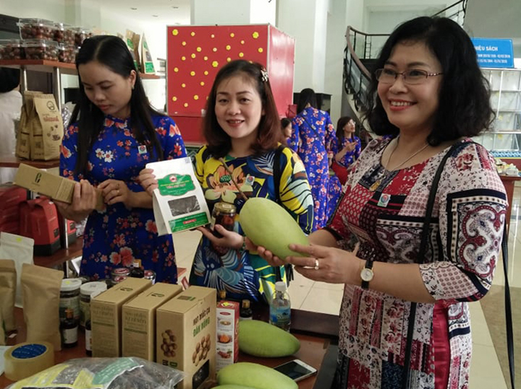 Nhiều sản phẩn nông nghiệp công nghệ cao của tỉnh Đắk Nông được trưng bày bên ngoài hội thảo.
