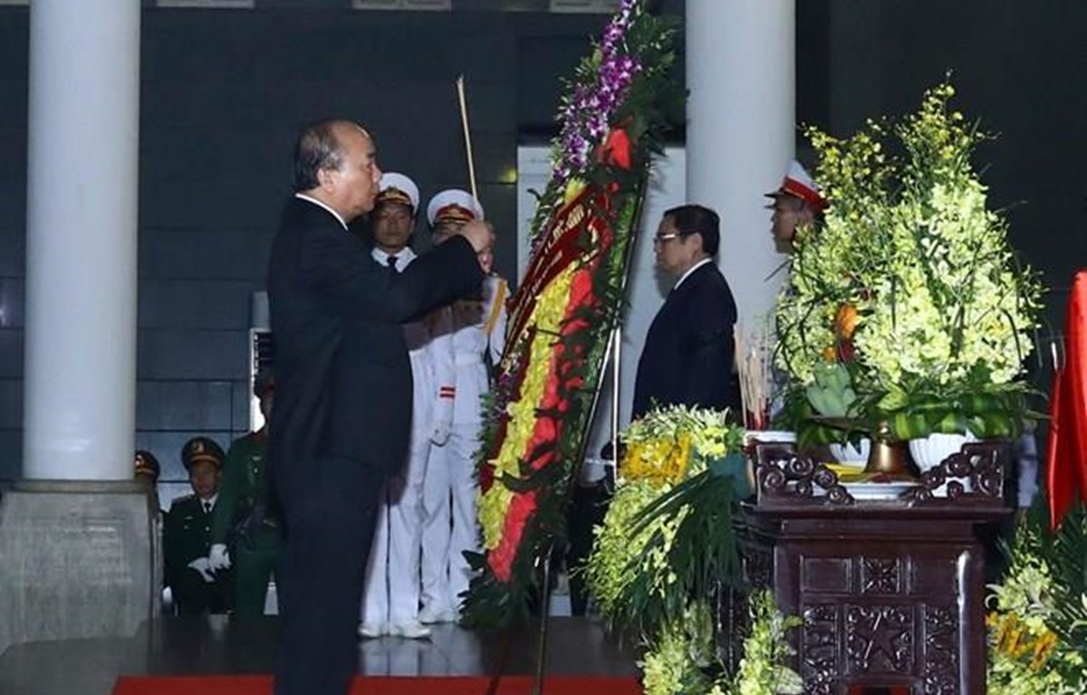 Đồng chí Nguyễn Xuân Phúc, Ủy viên Bộ Chính trị, Thủ tướng Chính phủ dẫn đầu Đoàn đại biểu Ban Chấp hành Trung ương Đảng, viếng đồng chí Lê Đức Anh. (Nguồn: TTXVN)