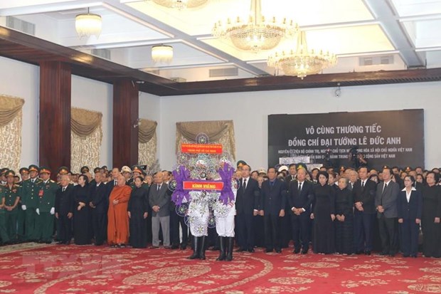 To chuc trong the Le vieng nguyen Chu tich nuoc, Dai tuong Le Duc Anh hinh anh 2Đồng chí Nguyễn Thiện Nhân, Ủy viên Bộ Chính trị, Bí thư Thành ủy Thành phố Hồ Chí Minh, dẫn đầu đoàn đại biểu dâng hương viếng nguyên Chủ tịch nước, Đại tướng Lê Đức Anh. (Ảnh: Hoàng Anh Tuấn/TTXVN)