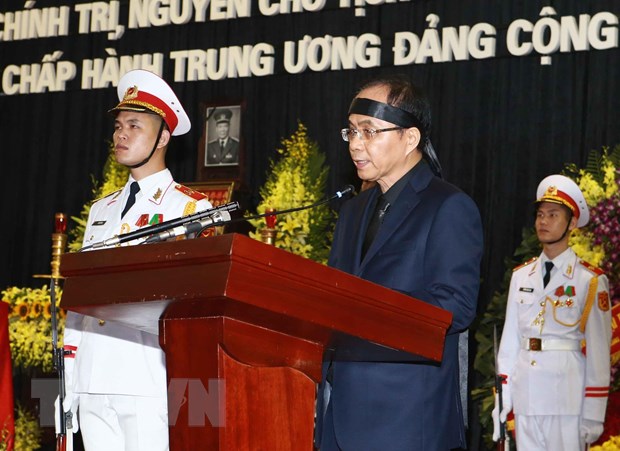 Cu hanh trong the Le truy dieu nguyen Chu tich nuoc Le Duc Anh hinh anh 2Đại diện gia đình nguyên Chủ tịch nước, Đại tướng Lê Đức Anh phát biểu cảm ơn, đáp từ tại lễ truy điệu. (Ảnh: Doãn Tấn/TTXVN)