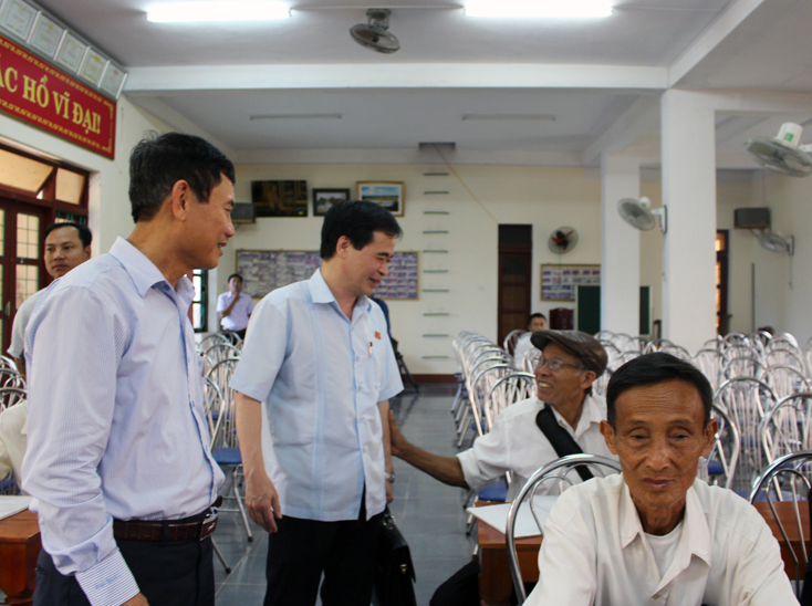 Các ĐBQH trò chuyện cùng cử tri TX. Ba Đồn.