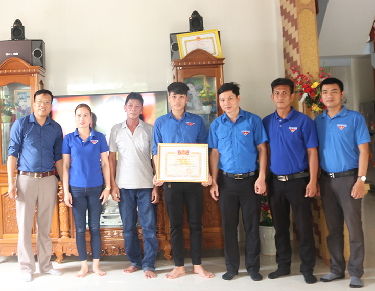 Đại diện lãnh đạo Tỉnh đoàn trao Bằng khen của Ban Thường vụ Tỉnh đoàn cho anh Phạm Thế Cường