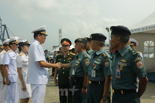 Đại tá Nguyễn Đức Nam (trái) bắt tay tạm biệt trước khi lên tàu rời cảng Tanjung Priok. (Ảnh: Hải Ngọc/Vietnam+)