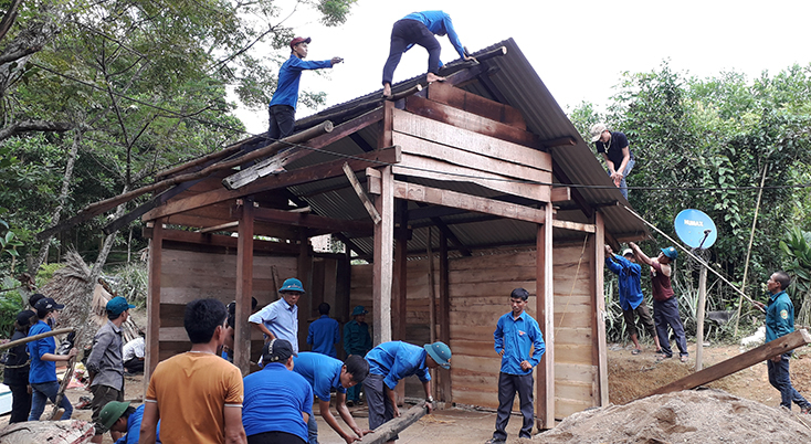 Đoàn viên, hội viên tham gia sửa chữa nhà ở cho đồng bào dân tộc thiểu số tại bản Cáo, xã Lâm Hóa.