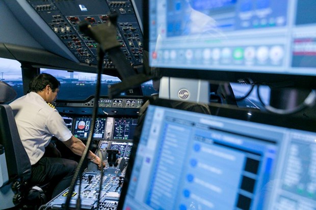 Tong giam doc Vietnam Airlines noi ve doi ngu phi cong nhay viec hinh anh 1Đào tạo phi công tại buồng lái mô phỏng máy bay tại Công ty Cổ phần Bay Việt. (Ảnh: Đức Anh)