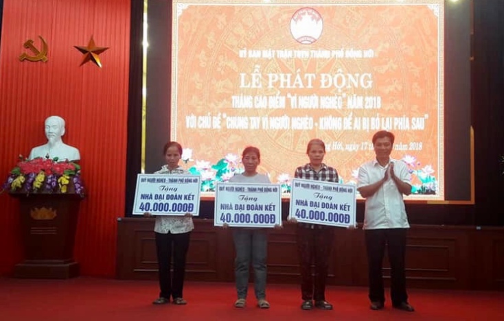 Ủy ban MTTQVN thành phố Đồng Hới vận động xây dựng Quỹ “Vì người nghèo” và trao nhà Đại đoàn kết cho người nghèo.