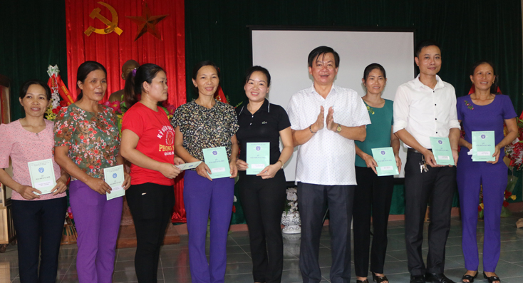 Sau hội nghị tuyên truyền chính sách BHXH, nhiều người dân Mỹ Trạch đăng ký tham gia BHXH tự nguyện và được làm thủ tục cấp sổ ngay.