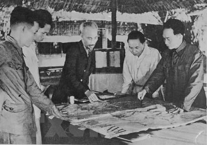 Phat huy tinh than doc lap, tu chu, quyet chien, quyet thang hinh anh 1Ngày 6/12/1953, Bộ Chính trị tổ chức cuộc họp để nghe Tổng Quân ủy báo cáo và duyệt lần cuối kế hoạch tác chiến Đông - Xuân 1953 - 1954, đồng thời quyết định mở Chiến dịch Điện Biên phủ. (Ảnh: Tư liệu TTXVN)