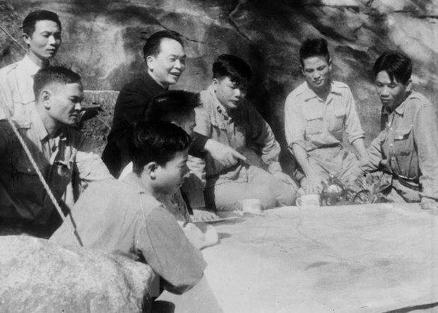 Phat huy tinh than doc lap, tu chu, quyet chien, quyet thang hinh anh 2Bộ chỉ huy chiến dịch dưới sự chỉ đạo trực tiếp của Đại tướng Võ Nguyên Giáp đang bàn kế hoạch tác chiến cho từng trận đánh. (Ảnh: Tư liệu TTXVN)