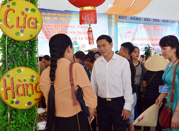  Lãnh đạo huyện Bố Trạch tham gia nhiều hoạt động trong khuôn khổ các lễ hội bên sông Son. 