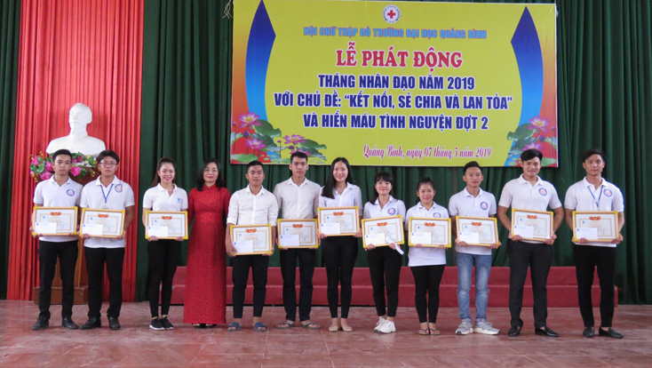 Đại diện lãnh đạo Trường ĐHQB trao giấy khen và phần thưởng cho những cá nhân xuất sắc trong phong trào CTĐ và hiến máu tình nguyện.