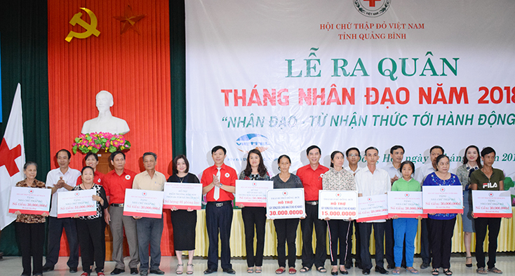 Tại lễ ra quân “Tháng Nhân đạo” năm 2018, Hội CTĐ vận động nguồn lực trợ giúp cho các đối tượng khó khăn.   