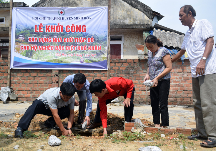 Các đại biểu khởi công nhà CTĐ từ nguồn hỗ trợ kinh phí của các đơn vị, địa phương.