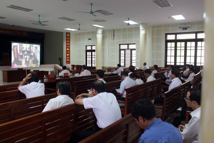 Điểm cầu tham dự, rút kinh nghiệm tại TAND tỉnh.