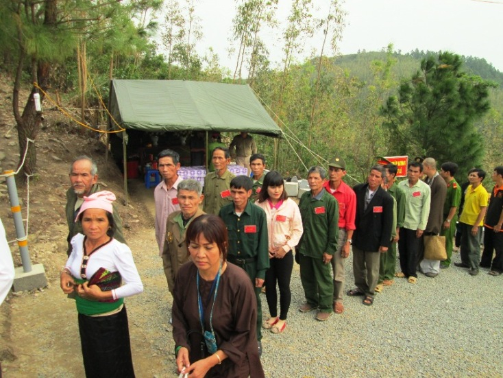 Nhiều người đến thắp hương viếng mộ Đại tướng Võ Nguyên Giáp ở Vũng Chùa-Đảo Yến, Quảng Trạch.