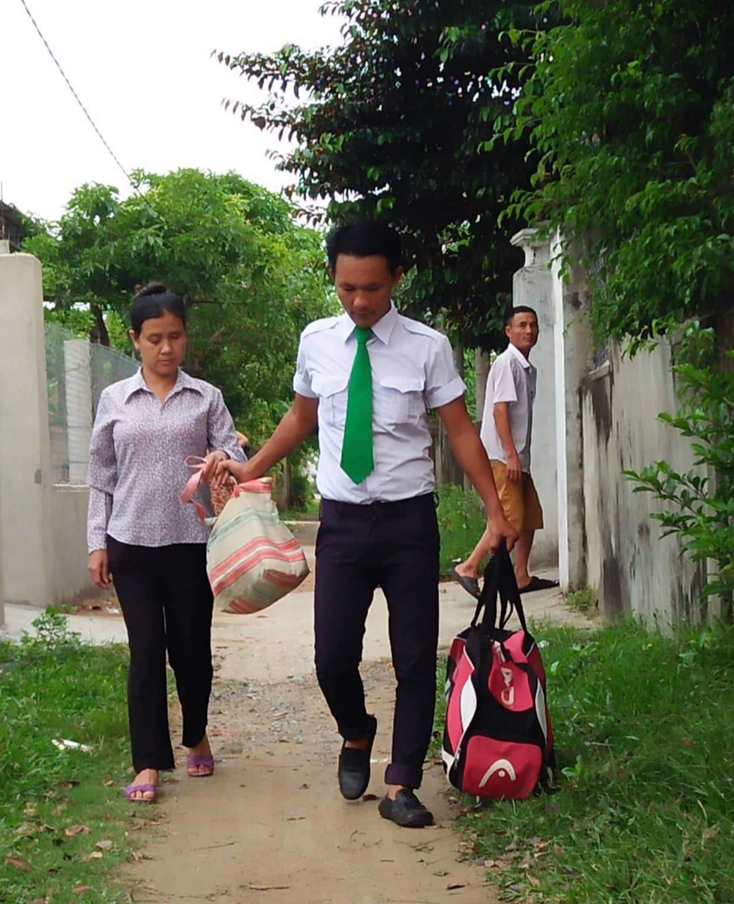 Anh Thành trong một lần chở bệnh nhân nghèo đi bệnh viện.