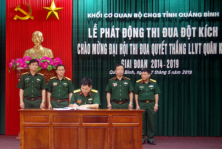 Đại diện thủ trưởng Bộ CHQS tỉnh ký chứng kiến giao ước thi đua.