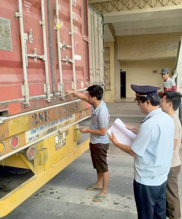 Cán bộ Hải quan Cửa khẩu quốc tế Cha Lo kiểm tra hàng hóa thông quan.