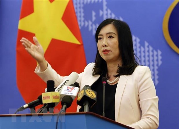 Người Phát ngôn Bộ Ngoại giao Lê Thị Thu Hằng chủ trì buổi họp báo. (Ảnh: Dương Giang/TTXVN)