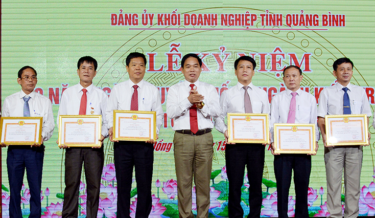 Bí thư Đảng ủy Khối Doanh nghiệp Nguyễn Quang Năm khen tặng các đơn vị, cá nhân có nhiều thành tích trong công tác xây dựng Đảng.