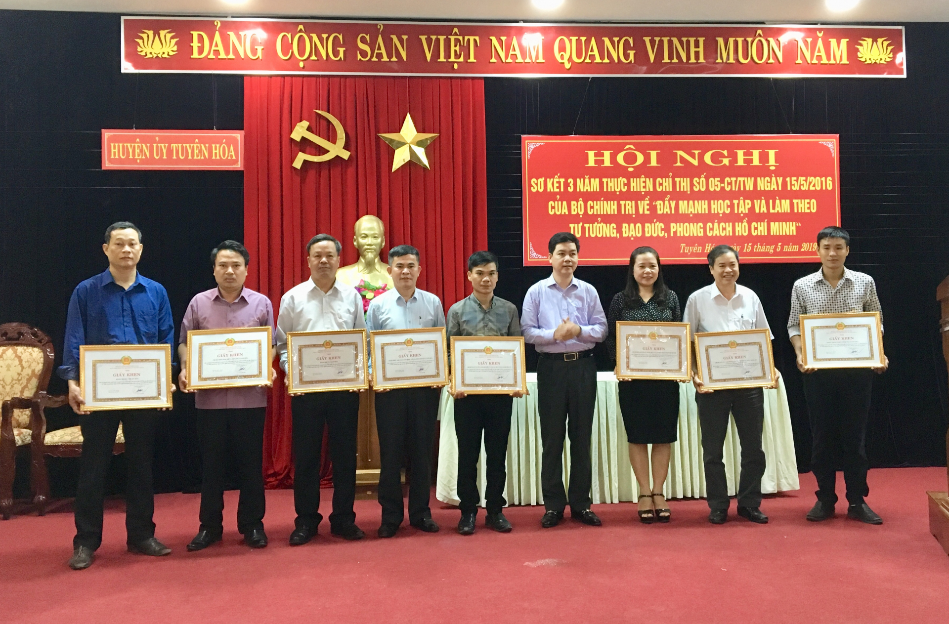 Trao giấy khen cho các cá nhân, tập thể có thành tích xuất sắc sau 3 năm triển khai Chỉ thị 05
