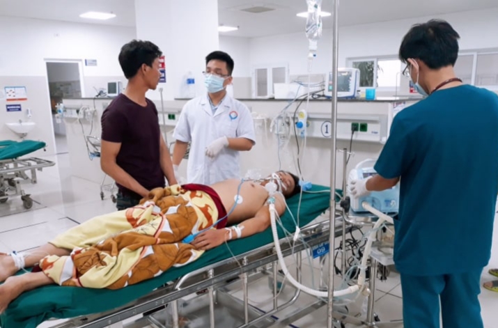 Ngư dân đang được cấp cứu tại bệnh viện.