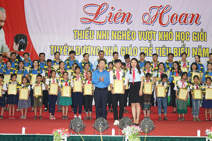 Đại diện lãnh đạo Trung ương đoàn trao giấy chứng nhận, tuyên dương học sinh nghèo vượt khó