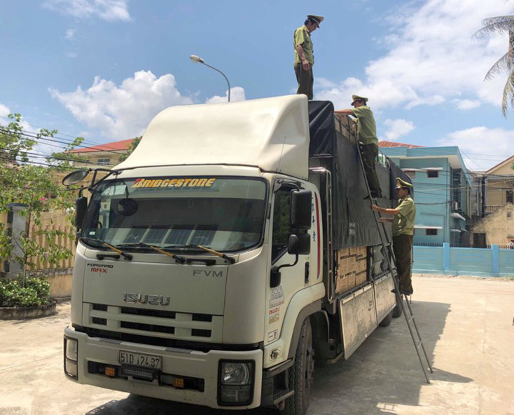  Xe ô tô tải vận chuyển lô rượu ngoại nhập lậu.