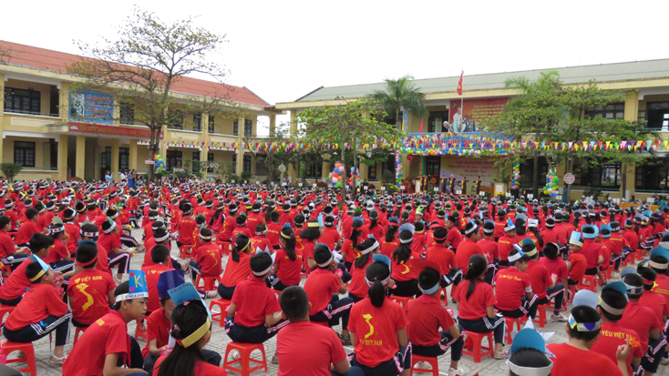 Các em học sinh luôn tích cực tham gia phong trào “Kế hoạch nhỏ” góp phần giúp bạn đến trường.