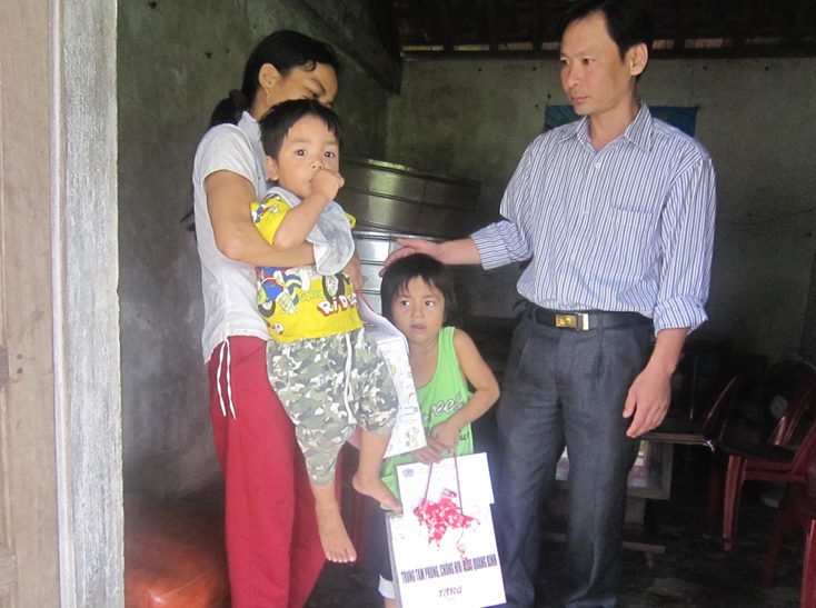 Đại diện lãnh đạo Trung tâm Phòng, chống HIV/AIDS tỉnh thăm, tặng quà, tư vấn sức khỏe cho mẹ con chị H. tại nhà riêng