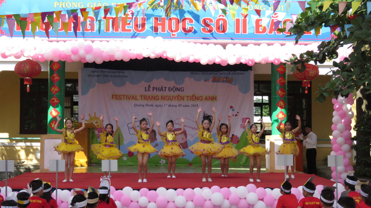 Các tiết mục văn nghệ bằng tiếng Anh do học sinh Trường tiểu học số 2 Bắc Lý biểu diễn.