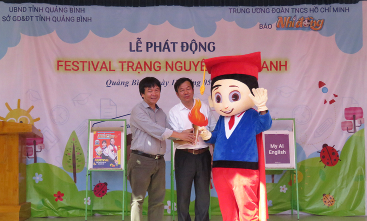 Lãnh đạo Sở GD-ĐT và Báo Nhi Đồng trao ngọn đuốc cho Trạng nguyên Tiếng Anh tiếp tục hành trình truyền cảm hứng học tập Tiếng Anh cho học sinh tiểu học.