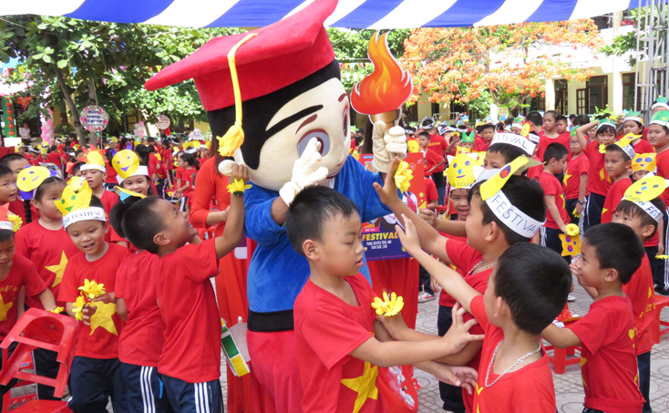 Các em học sinh bịn rịn chia tay  Mascot...