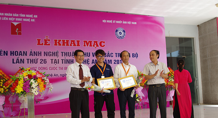 Tác giả Lê Đức Thành nhận giải tại liên hoan