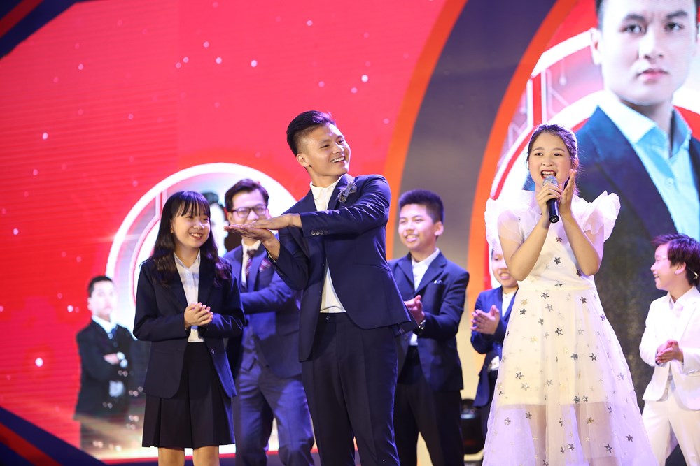  Đội trưởng U23 Việt Nam Nguyễn Quang Hải đã có những màn giao lưu vui vẻ và chia sẻ thú vị với các em học sinh. (Ảnh: PV/Vietnam+)