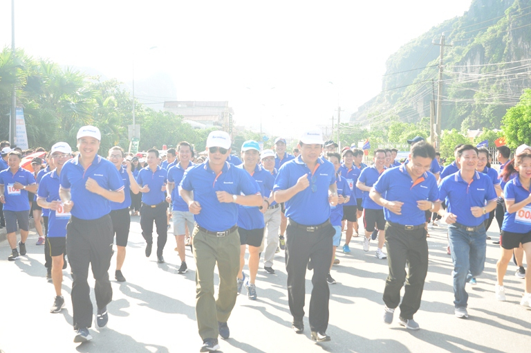 Các đồng chí lãnh đạo Sở VH-TT, Vườn quốc gia Phong Nha - Kẻ Bàng, Ngân hàng Sacombank...chạy hưởng ứng giải